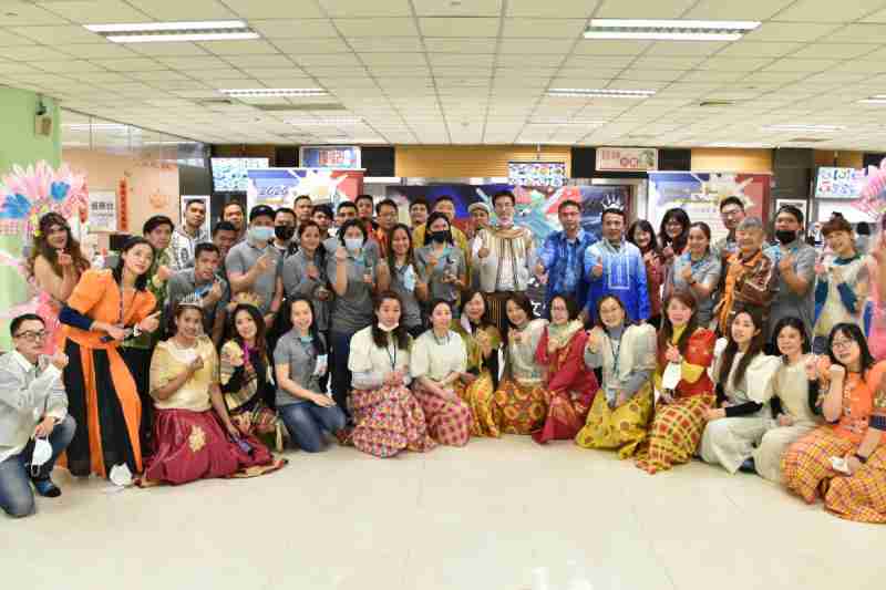 友達推動「安心、、、創新、、、、用心、、、同心、、、盡心」五星職旅，，，，為菲籍員工打造全方位照護，，，首度贏得「人權實踐與發展領袖獎」殊榮