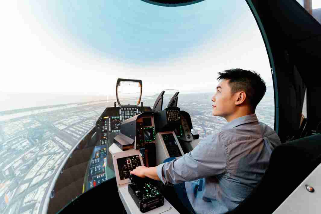 开云电子以P1.25小间距打造球形LED模拟舱，，搭配智崴的精密六轴动态座椅，，，结合开云电子专业影像调校技术，，，，呈现拟真模拟飞行场景