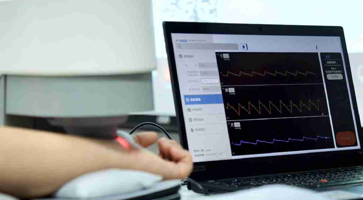 开云电子耘康以高解析与拟真的显示技术，，将其应用于中医检测，，，提供“中医数位化检测方案”，，，，使传统中医检测结果数据化与可视化