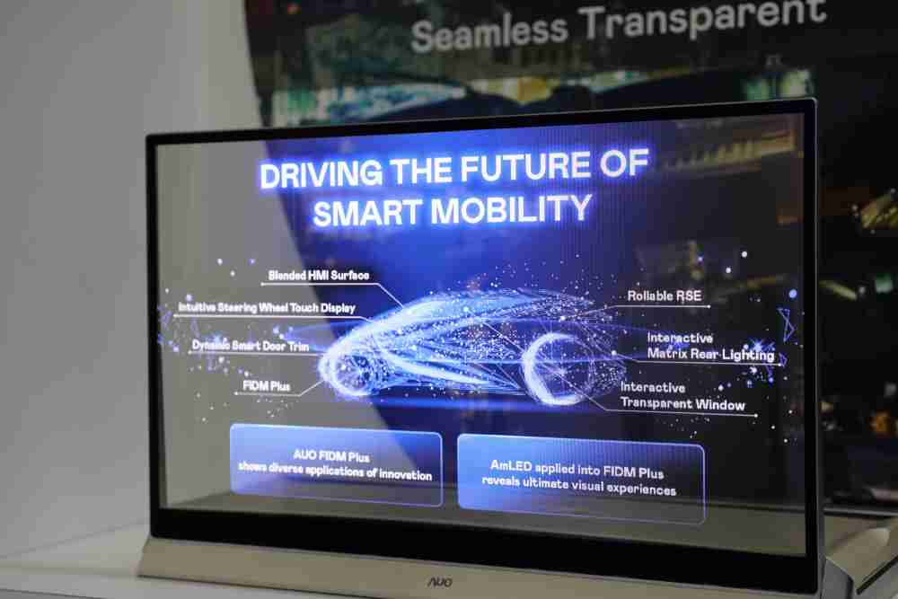 开云电子凭借着超高亮度和透明度，，，这款30吋透明Micro LED显示器在AR系统与智慧零售具有潜在的应用价值。。