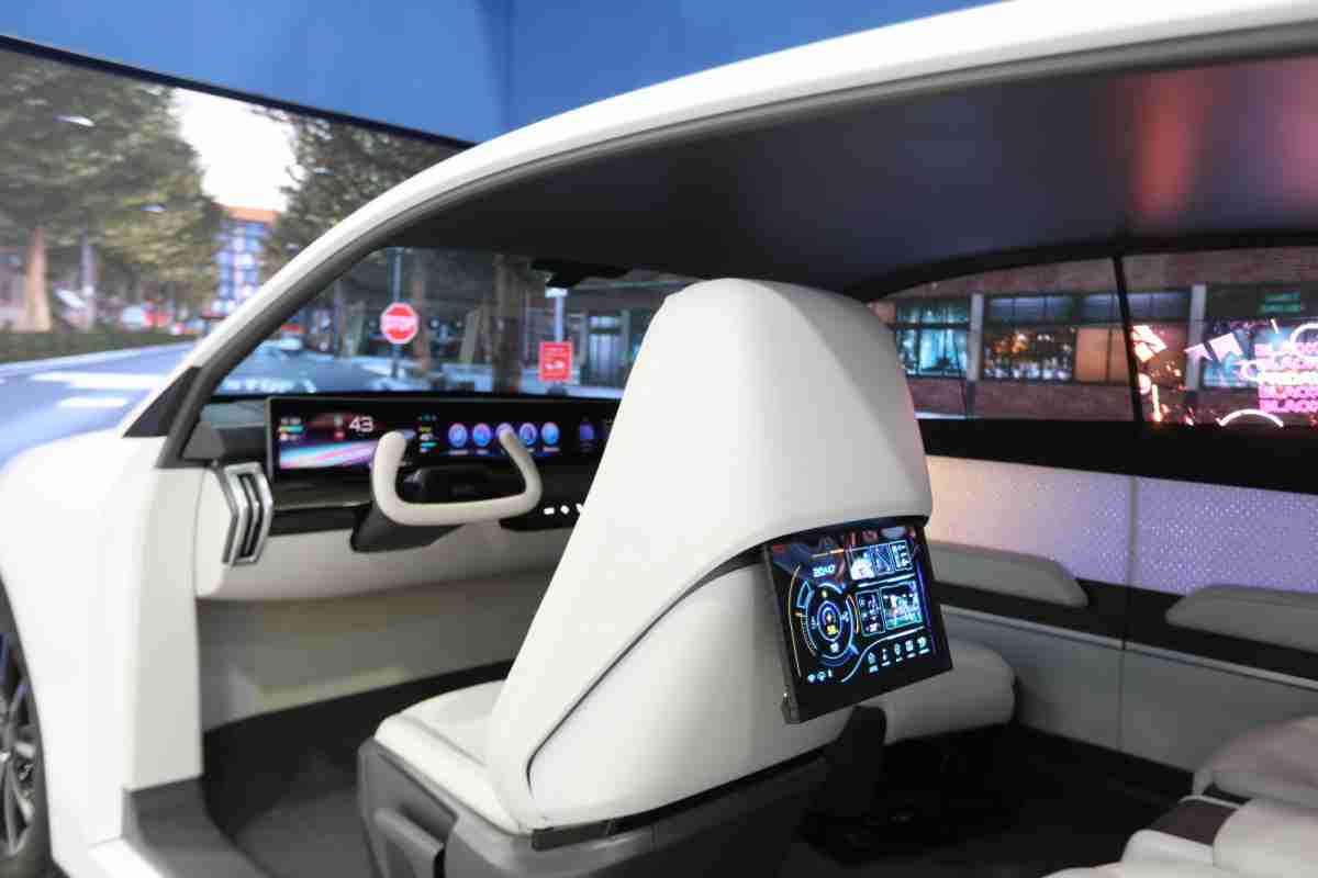 开云电子的「可卷式后座娱乐显示器」加强后座乘客的感官体验，，，并保有个性化设计，，，，可依使用偏好进行动态调整。。。