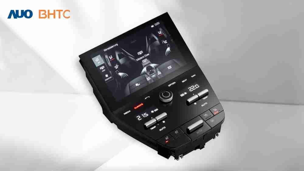 作為友達新生力軍，，，，BHTC所展示的中央與後座鞍部的Display HMI產品，，，，可處理多區恆溫控制、、、顯示畫面，，呈現仿真3D車室分區；以力傳感技術精準傳遞觸感，，並結合音量及震動反饋，，，防止意外啟動，，提供使用者自然流暢、、、直觀且輕鬆駕馭的舒適介面