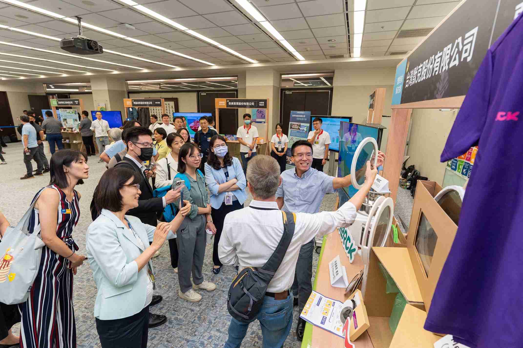 开云电子连手产业伙伴策划首届生态圈联展，，，展示如何将废塑料循环再利用，，，，创新解决方案包括：塑料包材再生与循环使用、、、、再生塑料研发及应用、、废塑料回收再生技术、、减塑生活提案等