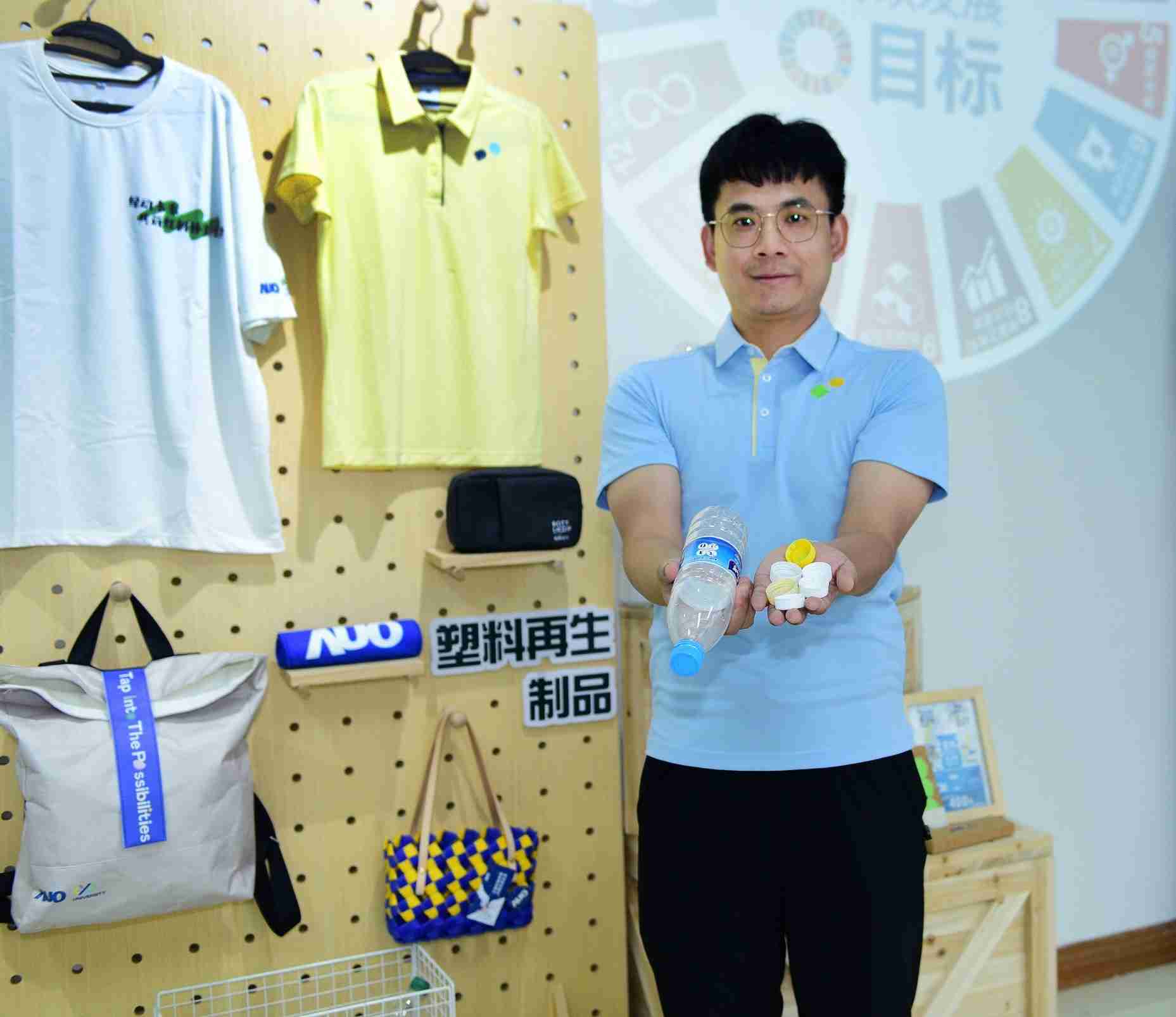 「2024智慧开云电子展」永续发展馆中，，，，展示开云电子厦门驱动永续发展之成果，，，，包含将厂内废弃物再制为实用物品，，将永续发展理念深植于员工生活日常实践