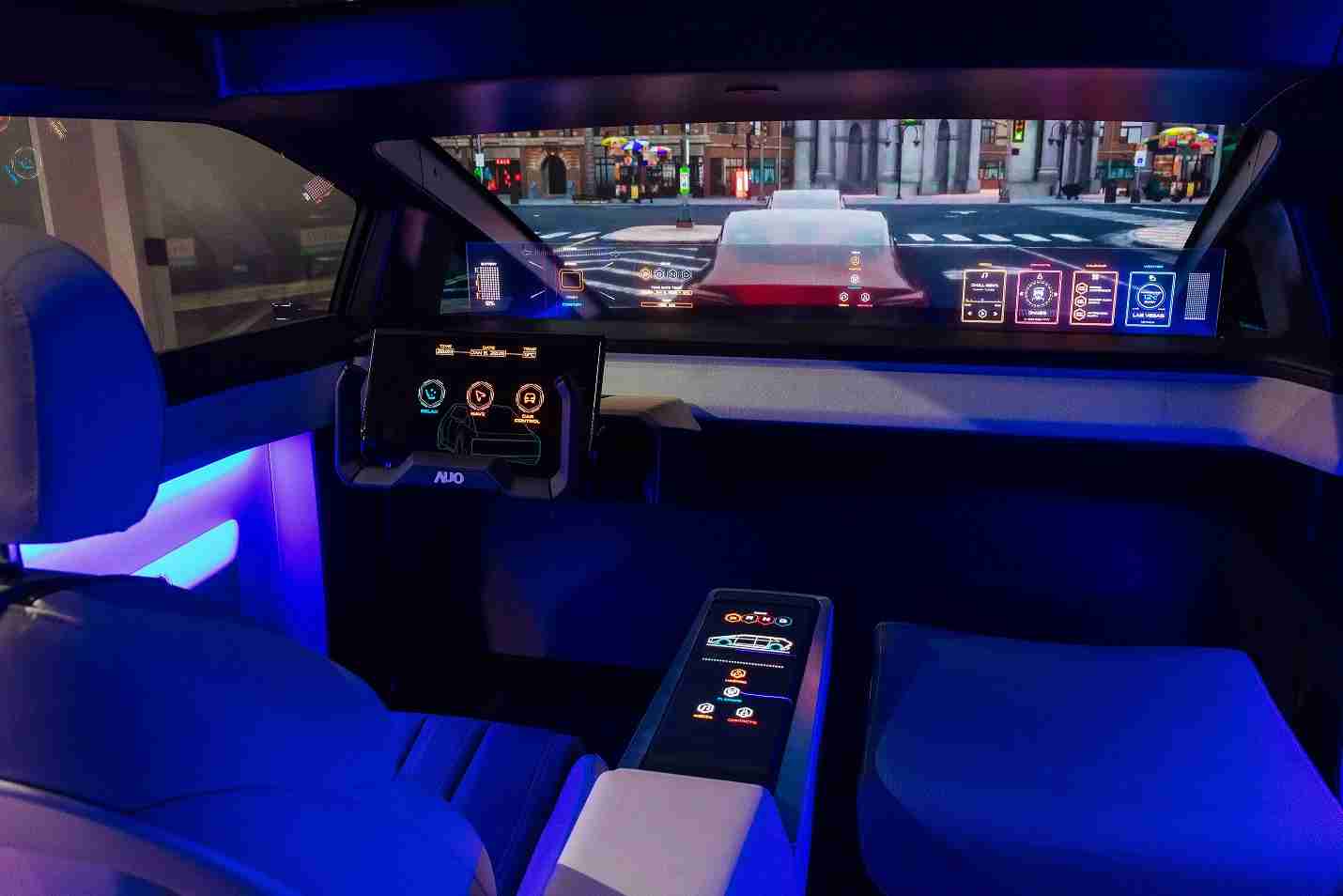 开云电子连续四年入围科睿唯安全球百大创新机构，，，，专利布局科技与绿色创新前沿。。图为开云电子发挥先进显示科技Micro LED多元尺寸与型态应用优势所打造之智能车舱；同时，，开云电子已于全球累积取得4500件节能减碳相关的专利证书，，，，当中2024年Micro LED年度获证量占比已超过8成