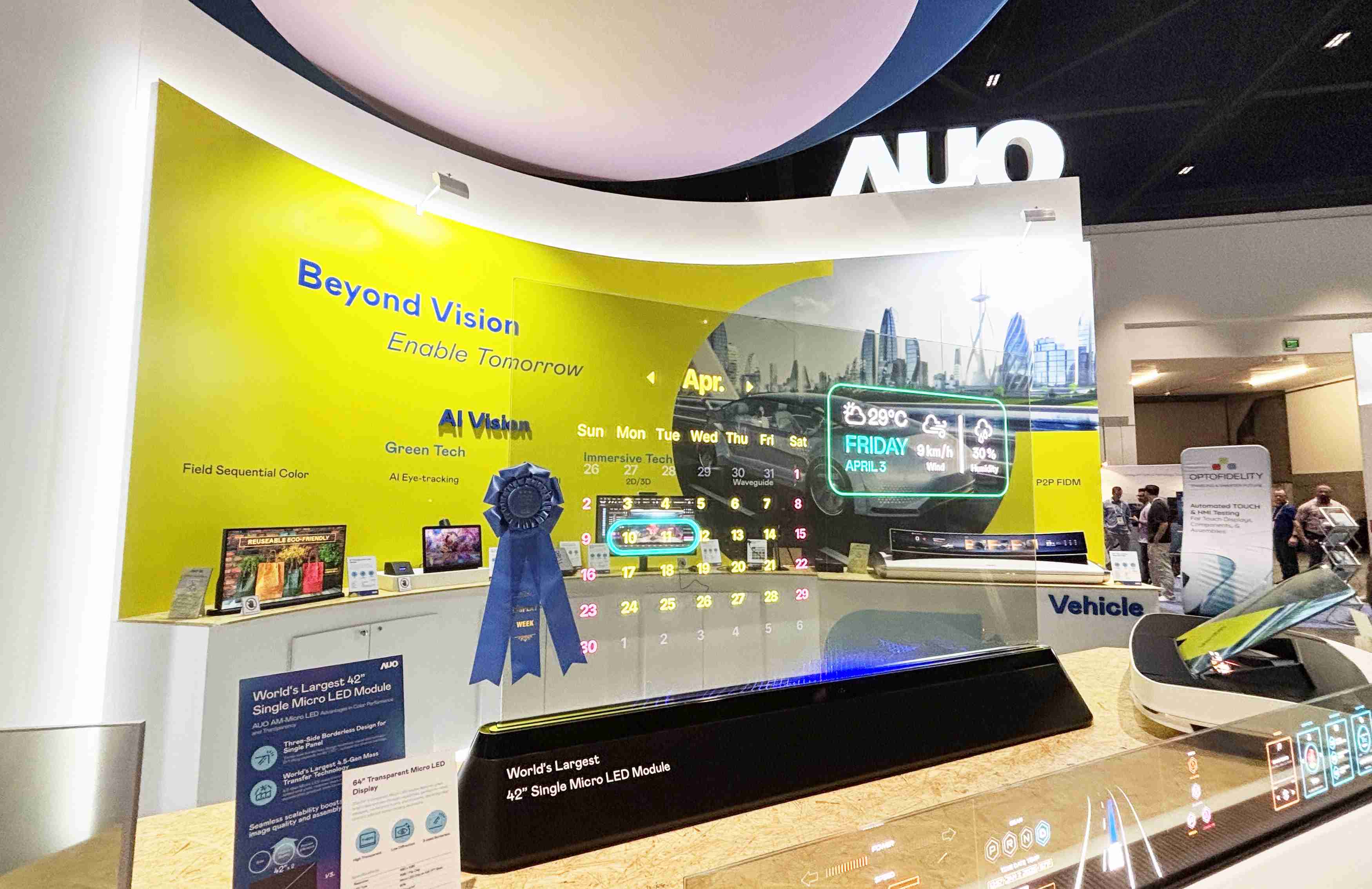 开云电子64吋透明Micro LED显示器获〝最佳Micro LED技术应用奖〞，，，，其绝妙的透明穿透特性，，同时具备1,000 nits的高亮度表现，，，并透过精细的无缝拼接延伸，，可依需求灵活应用于多元场域，，展现出Micro LED显示技术划时空的无限潜力